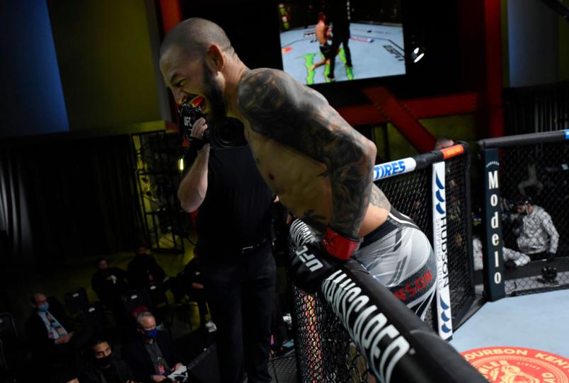 Cub Swanson comemora após nocautear Darren Elkins no 1º round