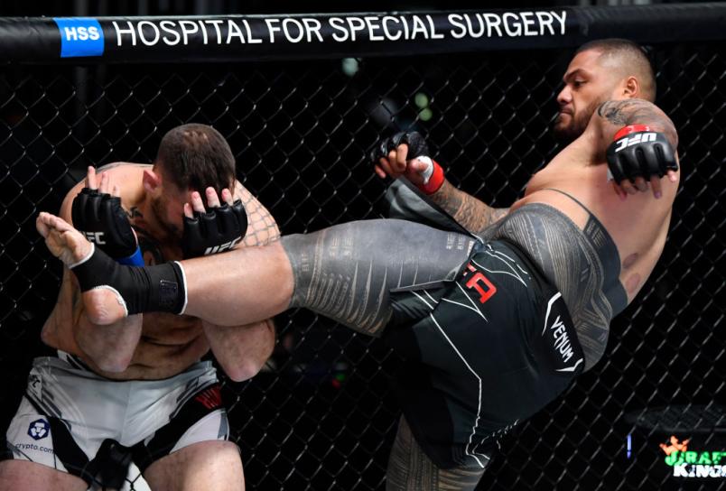 Justin Tafa aplica chute de perna esquerda na cabeça de Harry Hunsucker no UFC Vegas 45