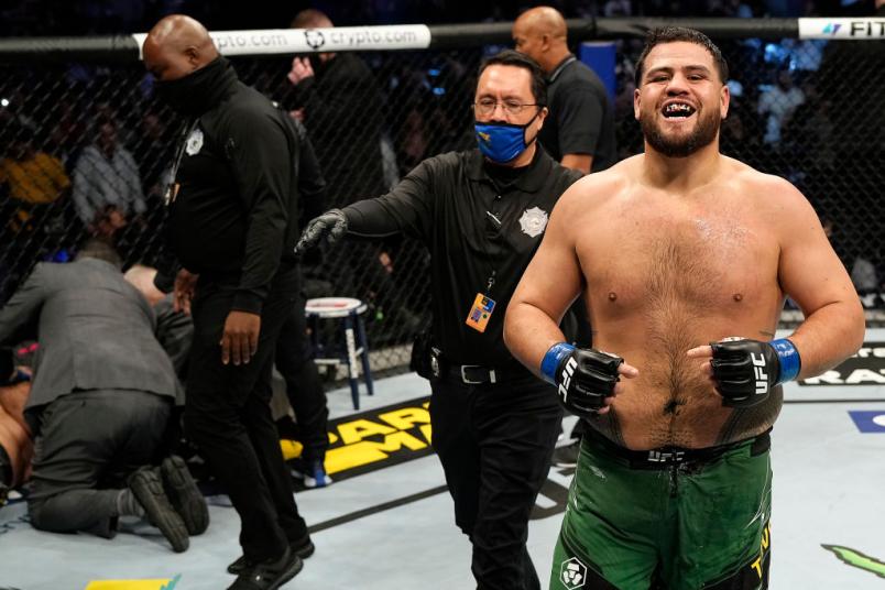 Tai Tuivasa comemora após nocautear Augusto Sakai no UFC 269