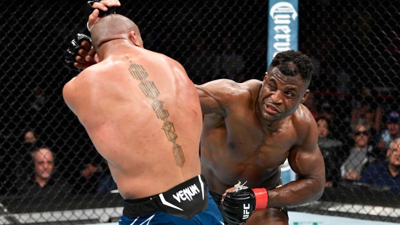 Francis Ngannou aplica soco em Ciryl Gane no UFC 270