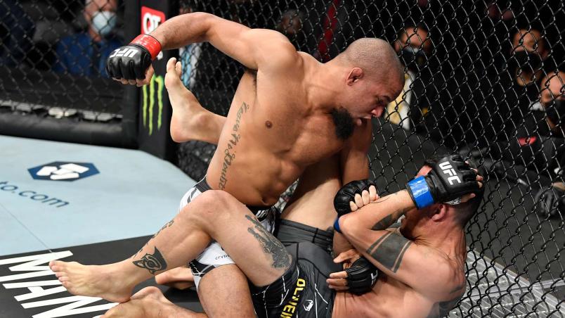 Tony Gravely aplica golpes em Saimon Oliveira no ground and pound no UFC 270