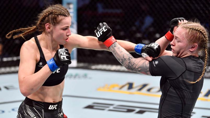 Jasmine Jasudavicius aplica direto de esquerda em Kay Hansen no UFC 270