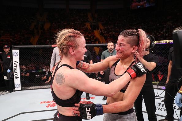 Priscila Pedrita e Valentina Shevchenko se abraçam no UFC Belém.