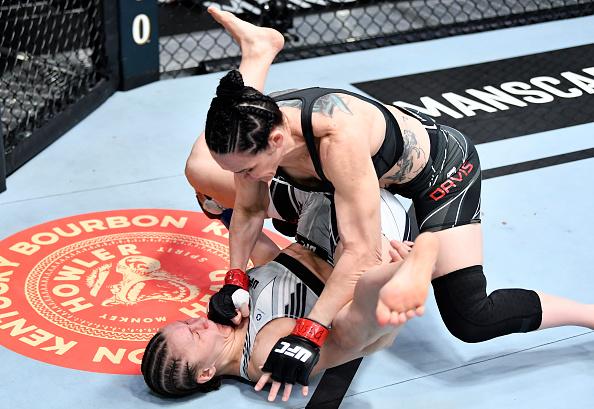 Alexis Davis acerta Julija Stoliarenko no ground and pound no UFC Vegas 47