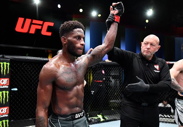 Hakeem Dawodu comemora sua vitória no UFC Vegas 47