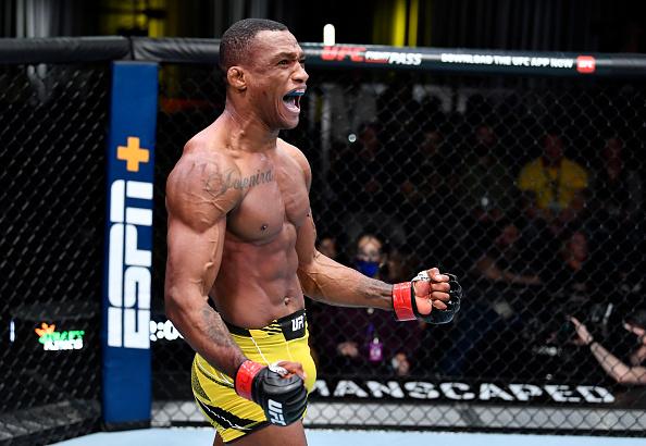 Jaílton Almeida comemora a vitória no UFC Vegas 47