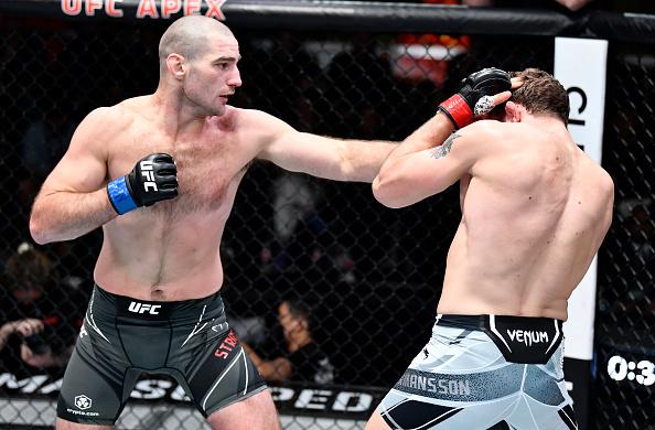 Sean Strickland acerta jab em ack Hermansson no UFC Vegas 47