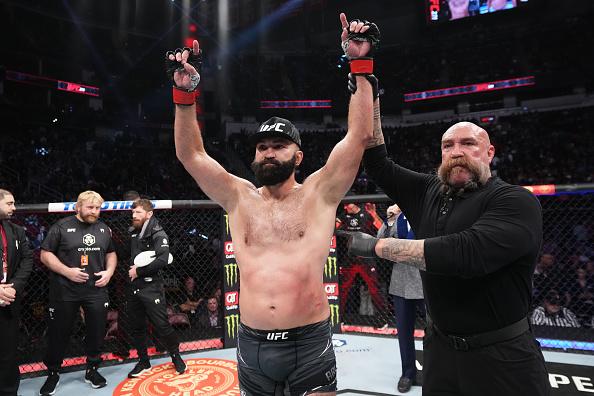 Andrei Arlovski comemora sua vitória no UFC 271.