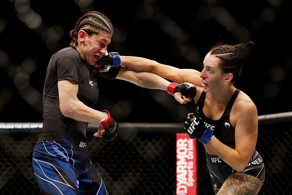 Casey O'Neill acerta um golpe em Roxanne Modafferi no UFC 271