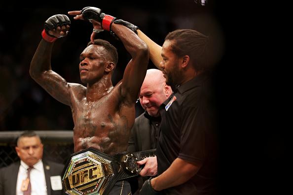 Israel Adesanya mantem o cinturão peso-médio no UFC 271