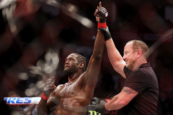 Jared Cannonier comemora sua vitória no UFC 271