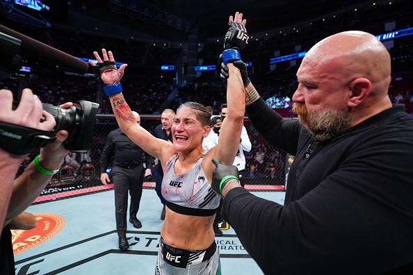 Priscila Pedrita comemora a vitória no UFC 262