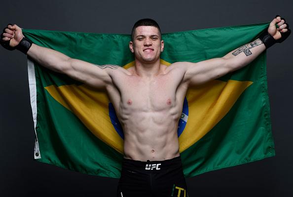 Wellington Turman posa com a bandeira do Brasil após a vitória no UFC São Paulo, em 2019