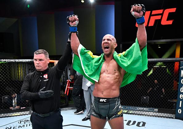 Gregory Rodrigues comemora sua vitória no UFC Vegas 41