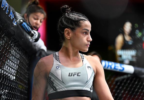 Gloria de Paula se parepara para a luta contra Cheyanne Vlismas no UFC Vegas 33