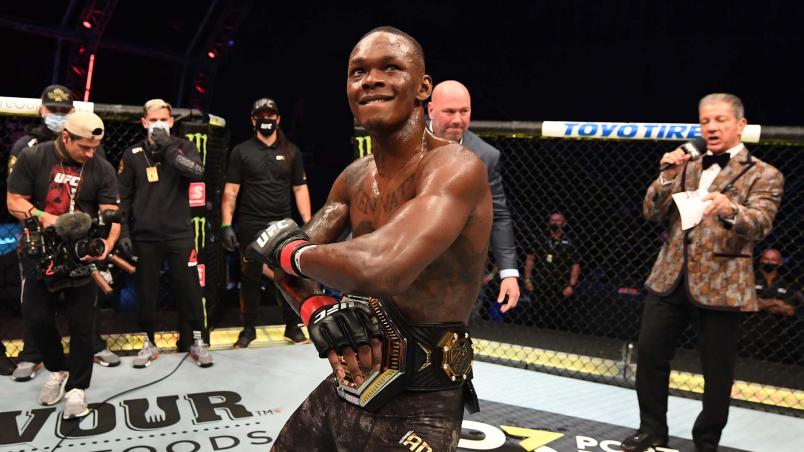 Israel Adesanya comemora no Octógono após a vitória sobre Paulo Borrachinha (Josh Hedges/Zuffa LLC)