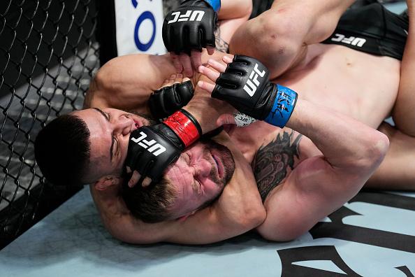 Ramiz Brahimaj aplica mata-leão e finaliza Michaeal Gillmore no UFC Vegas 49 (Chris Unger/Zuffa LLC)