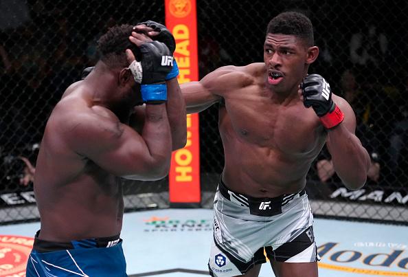 Joaquin Buckley golpeia Abdul Razak Alhassan no UFC Vegas 48 (Jeff Bottari/ Zuffa LLC)