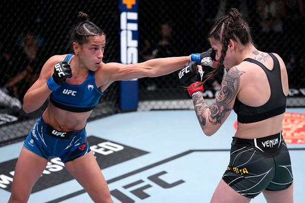 Glorinha de Paula golpeia Diana Belbita no UFC Vegas 48 (Jeff Bottari/ Zuffa LLC)