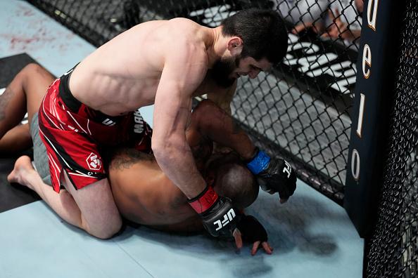 Islam Makhachev golpeia Bobby Green no UFC Vegas 49 (Chris Unger/ Zuffa LLC)