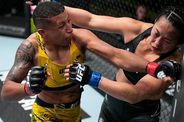 Josiane Nunes conecta soco em Ramona Pascual no UFC Vegas 49 (Chris Unger/Zuffa LLC)