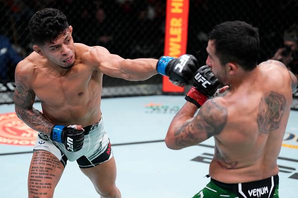 Jonathan Martinez golpeia Alejandro Perez no UFC Vegas 49 (Chris Unger/Zuffa LLC)