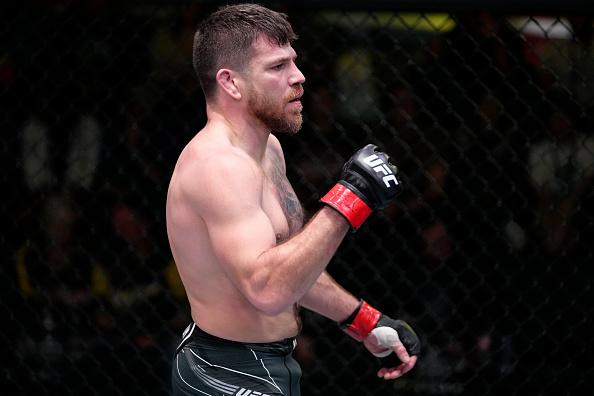 Jim Miller comemora após nocautear Nikolas Motta no UFC Vegas 48 (Jeff Bottari/ Zuffa LLC)