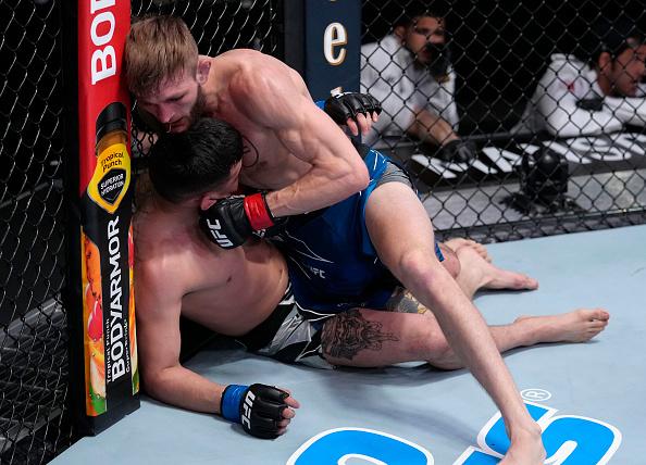 Jonathan Pearce golpeia Christian Rodriguez no UFC Vegas 48 (Jeff Bottari/Zuffa LLC)