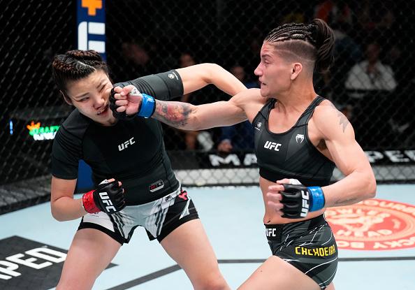 Priscila Cachoeira golpeia Ji Yeon Kim no UFC Vegas 49 (Chris Unger/Zuffa LLC)