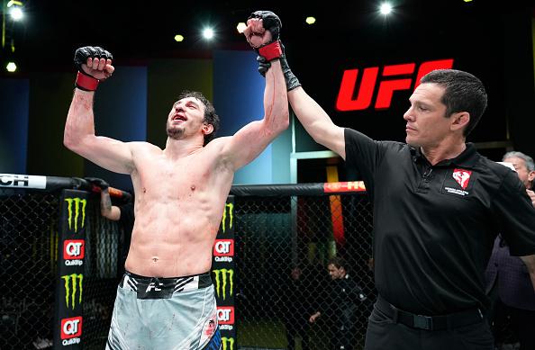 Armen Petrosyan comemora após vencer Gregory Rodrigues no UFC Vegas 49 (Chris Unger/Zuffa LLC)