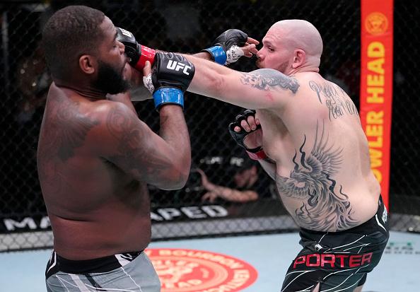 Parker Porter golpeia Alan Baudot no UFC Vegas 48 (Jeff Bottari/ Zuffa LLC)