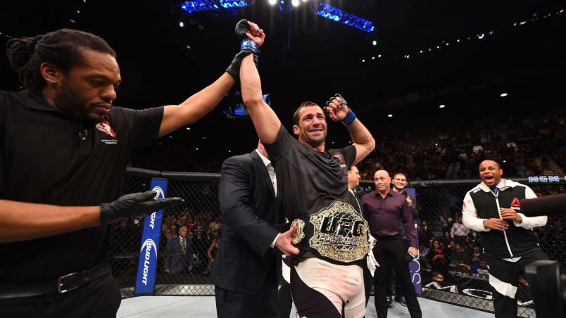 Luke Rockhold comemora após a vitória sobre Chris Weidman no UFC 194 (Josh Hedges/Zuffa LLC)