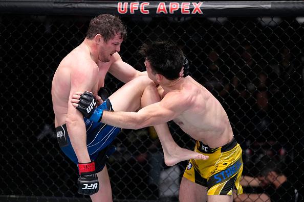 Chas Skelly aplica joelhada em Mark Striegl no UFC Vegas 48 (Jeff Bottari/Zuffa LLC)