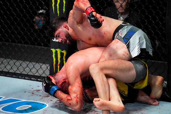 Arman Tsarukyan golpeia Joel Álvarez no UFC Vegas 49 (Chris Unger/Zuffa LLC)