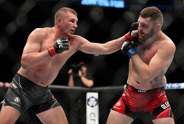 Dustin Jacoby golpeia Michal Oleksiejczuk no UFC 272 (Chris Unger/Zuffa LLC)