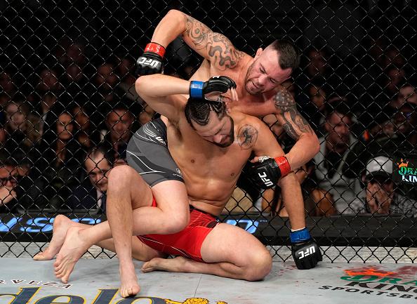 Colby Covington golpeia Jorge Masvidal no UFC 272