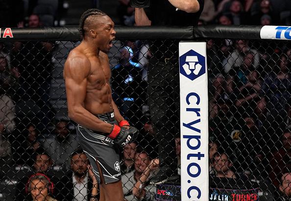 Jalin Turner comemora a vitória no UFC 272