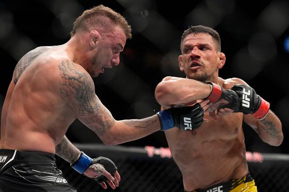 Rafael dos Anjos acerta cotovelada em Renato Moicano no UFC 272