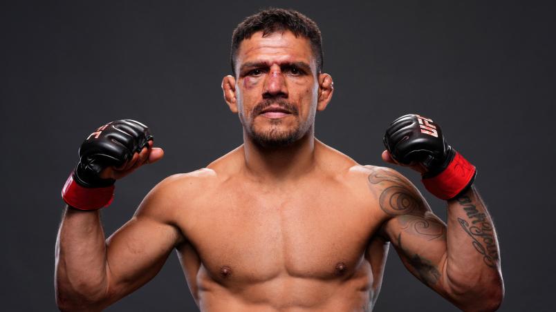 Rafael dos Anjos posa para retrato após sua vitória no UFC 272 (Mike Roach/Zuffa LLC)