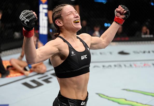 Maryna Moroz comemora após vencer Mariya Agapova no UFC 272 (Jeff Bottari/Zuffa LLC)