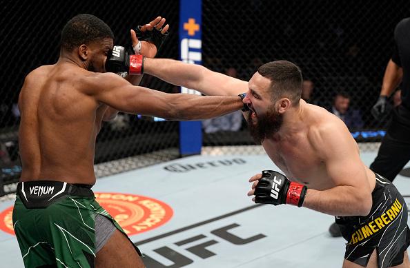 Nicolae Negumereanu golpeia Kennedy Nzechukwu no UFC 272 (Jeff Bottari/Zuffa LLC)