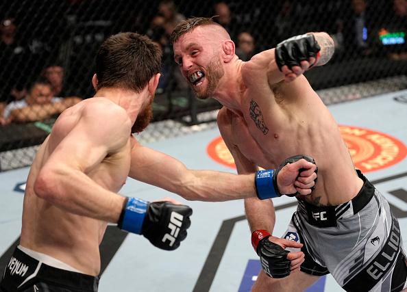 Tim Elliott golpeia Tagir Ulanbekov no UFC 272 (Jeff Bottari/ Zuffa LLC)