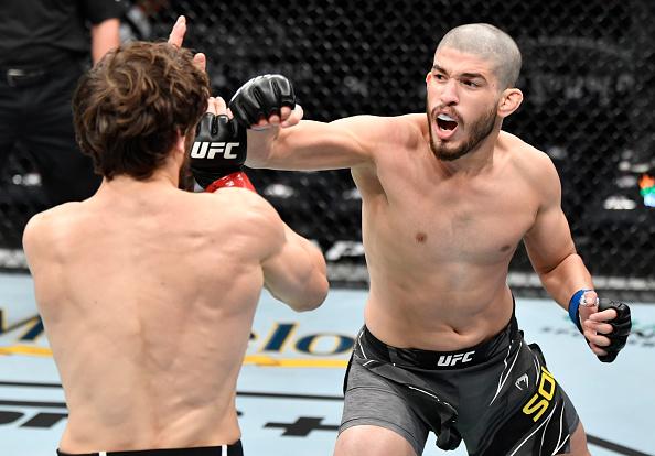 Bruno Souza golpeia Melsik Baghdasaryan no UFC 268