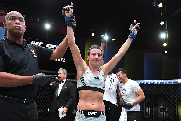 Marina Rodriguez comemora sua vitória no UFC Vegas 39