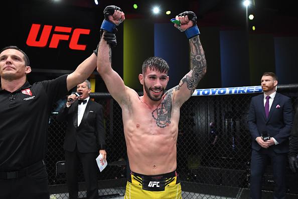 Matheus Nicolau comemora a vitória no UFC Vegas 39