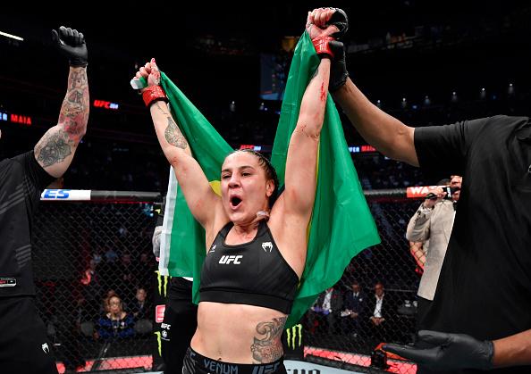 Jennifer Maia comemora a vitória no UFC 264