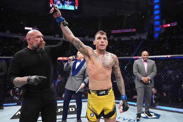 Renato Moicano comemora a vitória no UFC 271