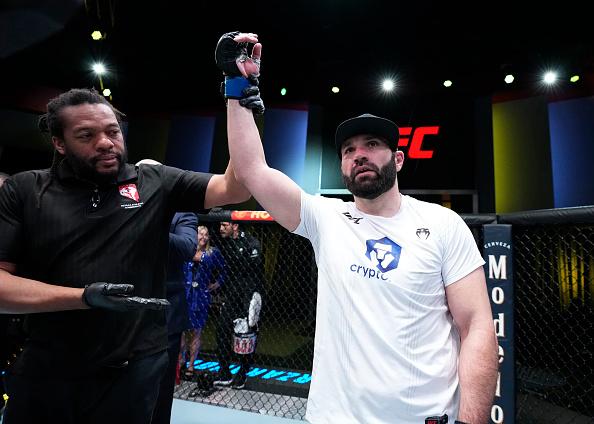 Azamat Murzakanov comemora sua vitória no UFC Vegas 50