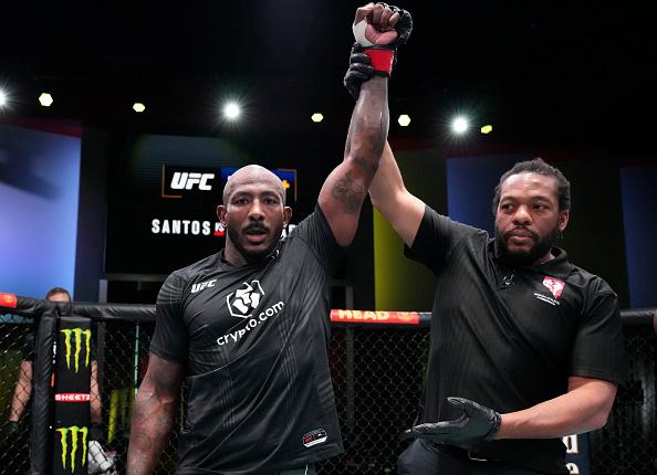 Khalil Rountree comemora a vitória no UFC Vegas 50