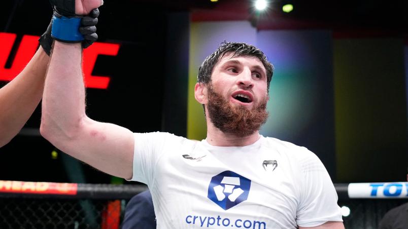 Magomed Ankalaev comemora a vitória no UFC Vegas 50